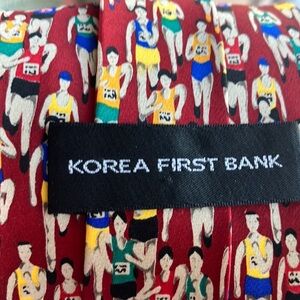 Vintage 90s novelty marathon runners tie 4” wide silk